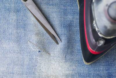 Как зашить джинсы: убираем дырки между ног и на коленке - 7days.ru
