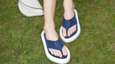 Ким Кардашьян - Вьетнамки – самая модная обувь этого лета - vogue.ua