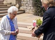королева Елизавета II (Ii) - принц Филипп - королева Елизавета - Самые трогательные фото: королева Елизавета II любуется розами, названными в честь принца Филиппа - cosmo.com.ua