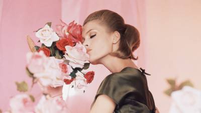 Выбирайте ароматы с нотами роз, чтобы скорее приблизить весну - vogue.ru