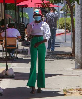 Наоми Кэмпбелл - Адут Акеч - С чем носить цветные джинсы? Показывает Адут Акеч - elle.ru - Лос-Анджелес - Южный Судан