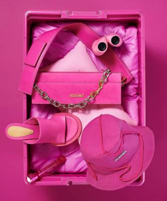 Жизнь в (очень-очень-очень) розовом цвете: Jacquemus показал, как будет выглядеть коллекция, которую раскупят за несколько минут - elle.ru - Париж