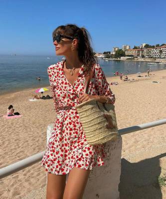 Жюли Феррери - И на пляж, и на работу, и на свидание — одно цветочное платье, как у Жюли Феррери, которое станет этим летом хитом - elle.ru