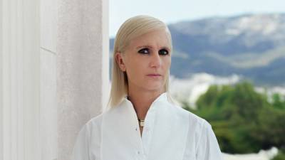 Кристиан Диор - Мария Грация Кьюри - «Я хочу подчеркнуть всю красоту этой страны», — Мария Грация Кьюри о показе круизной коллекции Dior 2022 в Греции - vogue.ru - Греция - Афины