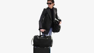 Louis Vuitton - Такаси Мурак - Ищете идеальный чемодан? Вот 5 трендов 2021 года - vogue.ru - Россия