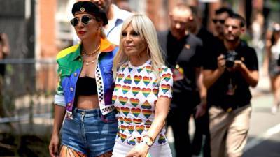 Versace и Леди Гага представили коллекцию в честь месяца прайда - vogue.ua