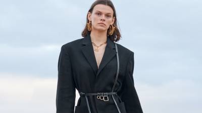 Christian Dior - Симон Порт Жакмюс - Самые модные льняные жакеты весна-лето 2021 - vogue.ua