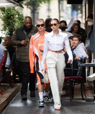 Хейли Бибер - Не только пиджак: разнообразьте гардероб укороченными белыми рубашками - elle.ru