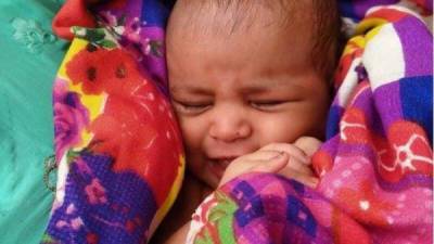 В Индии лодочник спас новорожденную девочку, плывущую в ящике по реке - porosenka.net - Индия