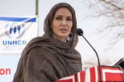 Анджелина Джоли - Angelina Jolie - Анджелина Джоли посетила лагерь беженцев в Буркина-Фасо - spletnik.ru - Буркина-Фасо