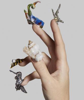 Jean Paul Gaultier - Вильям Айлиш - Ты морячка, я моряк: любуемся маникюром моделей Jean Paul Gaultier в морском стиле - elle.ru