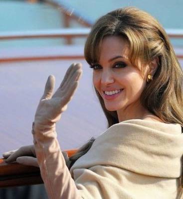 Анджелина Джоли - Анджелина Джоли вновь отправилась в Африку: актриса посетила лагерь беженцев - starslife.ru