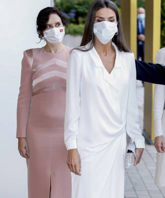 Летиция Королева - королева Летиция - Фелип VI (Vi) - В жару королева Летиция предпочитает белое платье на запах и серебристые лодочки - elle.ru - Испания - Мадрид