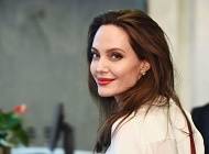 Анджелина Джоли - Анджелина Джоли показала стильное платье, которое идеально сядет на любую фигуру - cosmo.com.ua