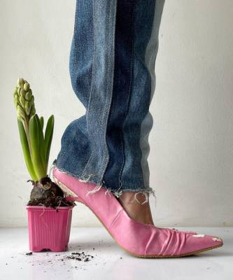 Инстаграм недели: странные и прекрасные туфли из цветов, ягод, овощей и других неочевидных материалов - elle.ru