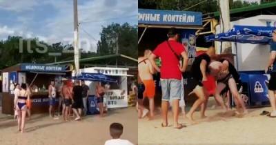 Не поделили лежаки: отдыхающие в Бердянске устроили потасовку на пляже - porosenka.net - Бердянск