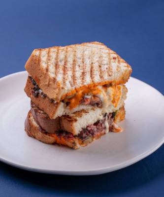 Для тех, кто планирует пикник: приготовьте божественный пастрами-сэндвич - elle.ru