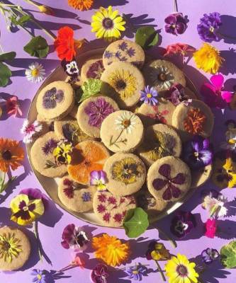 Фуд-тренд: ванильное печенье со съедобными цветами — лучшее украшение для вашего пикника - elle.ru