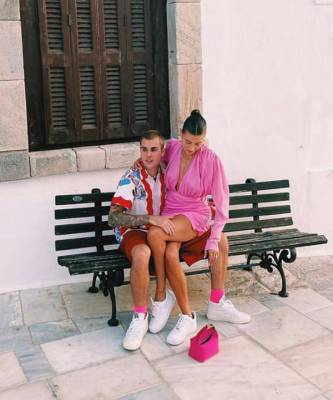 Хейли Бибер - Джастин Бибер - Маленькое розовое платье для идеального отпуска: Хейли Бибер в объятиях мужа на отдыхе - elle.ru - Франция - Греция - Париж