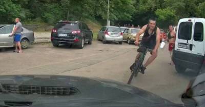 Безумный велосипедист влетел в припаркованный автомобиль - porosenka.net - Черкассы