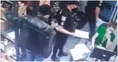 Боевая продавщица с помощью полицейской дубинки пресекла попытку воровства - porosenka.net