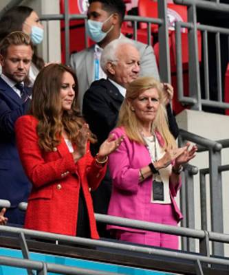 Дэвид Бекхэм - Кейт Миддлтон - принц Уильям - Красный — символ победы: Кейт Миддлтон в жакете Zara на футболе - elle.ru - Германия - Англия