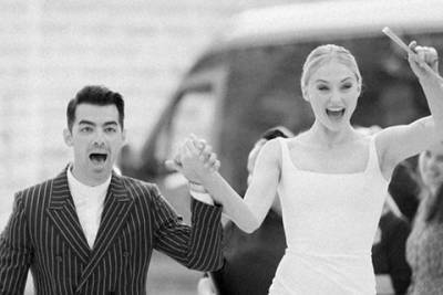 Софи Тернер - Джон Джонас - Софи Тернер и Джо Джонас поделились новыми фото со свадьбы в честь ее годовщины - spletnik.ru - Франция