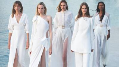 Лучшие белые платья в новых круизных коллекциях - vogue.ua