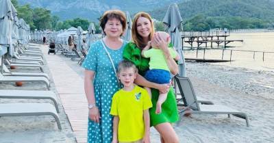 Наталья Подольская - Подольская в зеленом мини снялась на пляже с мамой и двумя детьми - wmj.ru - Турция