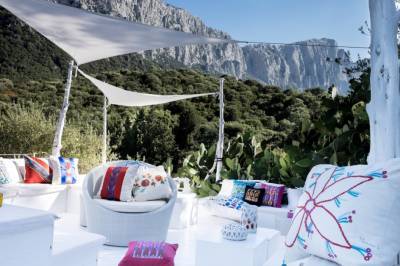 Отель Su Gologone в Сардинии сменил наряд для летнего сезона - vogue.ua - Отель