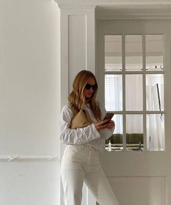 Роузи Хантингтон-Уайтли - Как выглядят безупречные белые джинсы для лета? Показывает Роузи Хантингтон-Уайтли - elle.ru