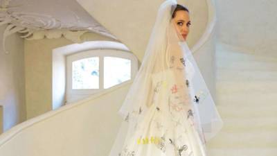 Анджелина Джоли - Брэд Питт - Свадебное платье Анджелины Джоли - vogue.ua