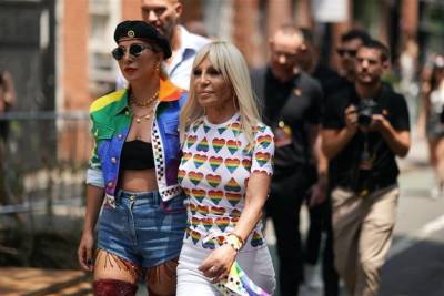 Леди Гага представила капсульный гардероб от Versace для лета 2021 - lifehelper.one