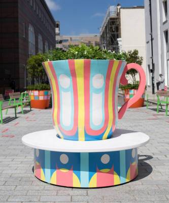 Дизайнерские скамейки украсили улицы Лондона - elle.ru - Лондон