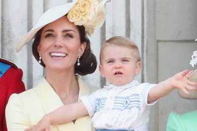 Кейт Миддлтон - принц Джордж - Kate Middleton - prince Louis - Кейт Миддлтон заметили на прогулке с принцем Луи около Кенсингтонского дворца - spletnik.ru - Лондон