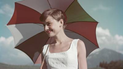 Мэри Поппинс - Не любите носить с собой зонт? Эти 10 моделей вас переубедят (и укроют от летних дождей) - vogue.ru - Россия