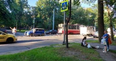 Девушка попала под колеса легковушки в Санкт-Петербурге - porosenka.net - Санкт-Петербург
