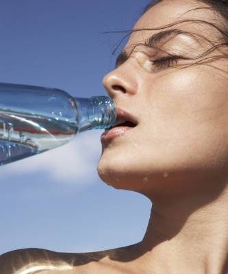Как заставить себя пить больше воды? - elle.ru