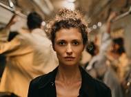 «Нам всім потрібні обійми»: режисерка Катя Царик представила трейлер дебютного фільму - cosmo.com.ua