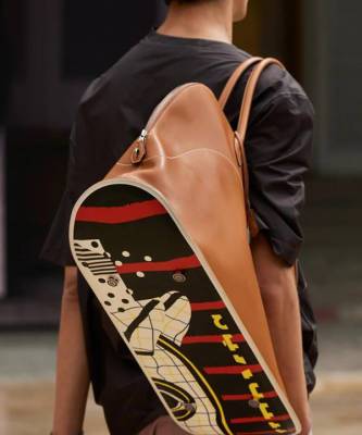 Эффектный трюк: сумка-скейтборд от Hermès - elle.ru - Париж
