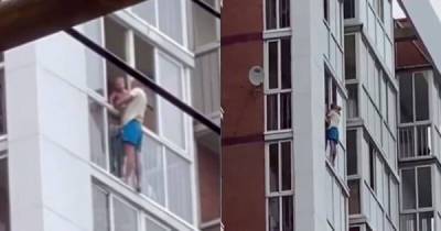 В Иркутске мужчина вылез на парапет многоэтажки и угрожал выбросить ребенка с 13-го этажа - porosenka.net - Иркутск