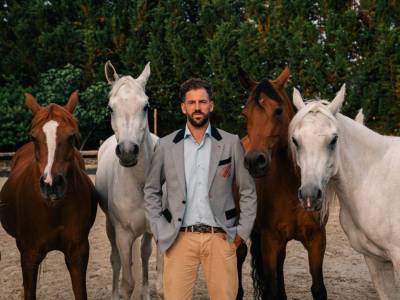 Заклинатель лошадей: как Санти Серра Кэмпс продвигает идею свободы в конном спорте - vogue.ua