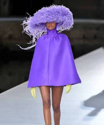 Пьерпаоло Пиччоли - Пышные шляпы, бальные платья и длинные перчатки в коллекции Valentino Haute Couture - elle.ru
