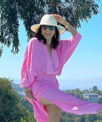 Ева Лонгория - Ева Лонгория встречает выходные в воздушном розовом платье и соломенной шляпе - elle.ru