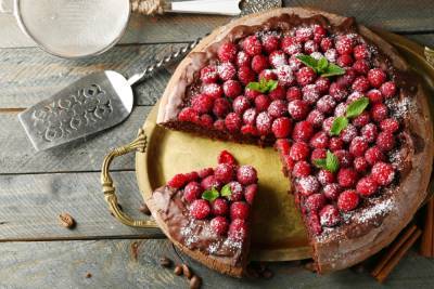 Галета, пирог и ягодное лукошко: какую выпечку приготовить с малиной - eva.ru