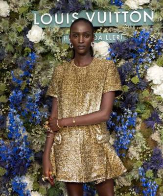 Louis Vuitton - Священная руна на лбу и каскад золота на теле: конголезка Мари-Пьера Какома на вечере Louis Vuitton - elle.ru - Конго - Монако