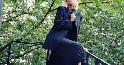 Юлия Высоцкая - Юлия Высоцкая показала стильный total black образ с остромодными мюлями - wmj.ru