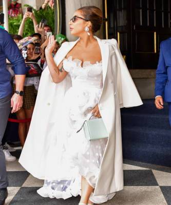 Леди Гага - Как невеста: Леди Гага в белоснежном платье на ступенях легендарной свадебной локации — отеля The Plaza в Нью-Йорке - elle.ru - Нью-Йорк - Нью-Йорк
