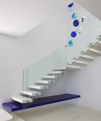 Лестницы с прозрачными перилами: 15+ примеров - elle.ru