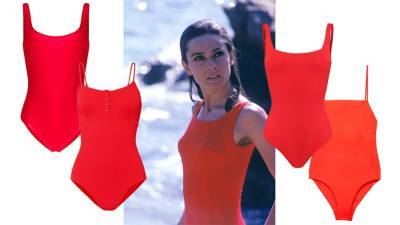 Одри Хепберн - Этим летом выбирайте красные слитные купальники — такие любила Одри Хепберн - vogue.ru